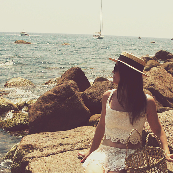 15colgadasdeunapercha-verano-summer-encaje-lace-bikini-crop-top-canotier-cesto-basket-lace-up-sandals-carla-kissler-10