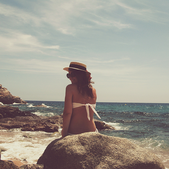 15colgadasdeunapercha-verano-summer-encaje-lace-bikini-crop-top-canotier-cesto-basket-lace-up-sandals-carla-kissler-2