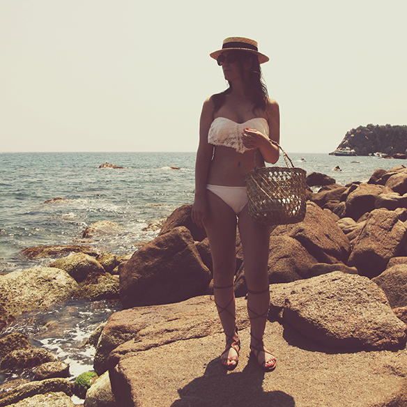 15colgadasdeunapercha-verano-summer-encaje-lace-bikini-crop-top-canotier-cesto-basket-lace-up-sandals-carla-kissler-5