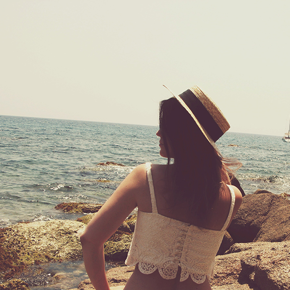 15colgadasdeunapercha-verano-summer-encaje-lace-bikini-crop-top-canotier-cesto-basket-lace-up-sandals-carla-kissler-7