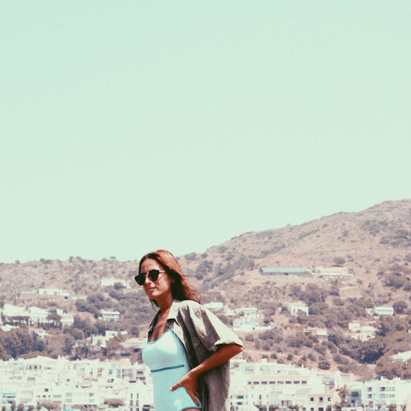 15colgadasdeunapercha-verano-summer-traje-de-baño-bañador-swimsuit-camisa-shirt-cangrejeras-jellies-gafas-de-sol-lord-wilmore-sunnies-bebofi-2