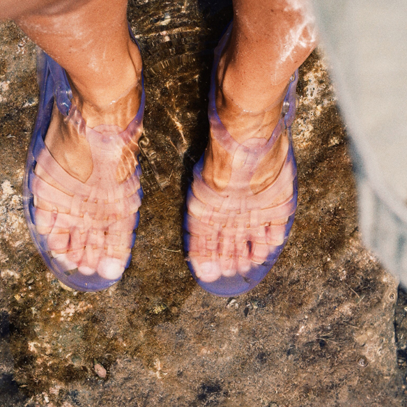 15colgadasdeunapercha-verano-summer-traje-de-baño-bañador-swimsuit-camisa-shirt-cangrejeras-jellies-gafas-de-sol-lord-wilmore-sunnies-bebofi-9