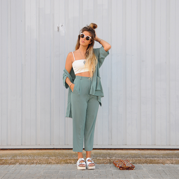 15-colgadas-de-una-percha-anna-duarte-traje-suit-chloe-verde-ugly-shoes-2