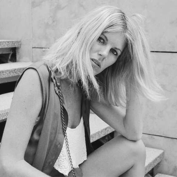 15colgadasdeunapercha-blanco-white-crop-top-verde-green-chaleco-batin-robe-vest-gina-carreras-10_bn