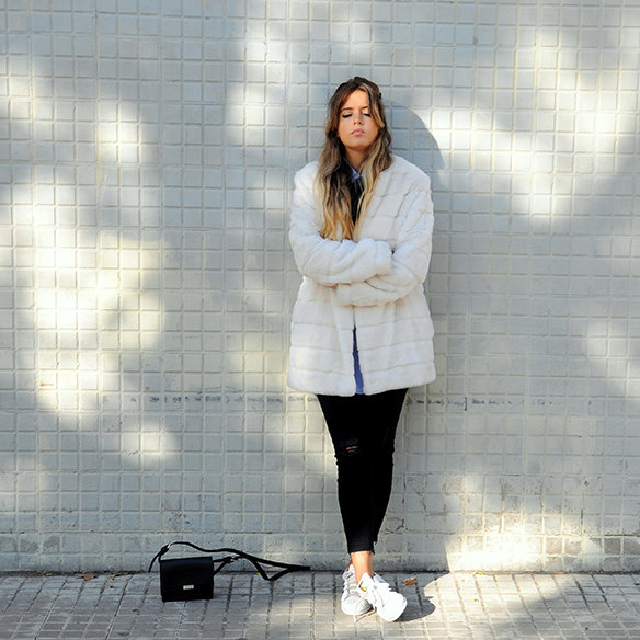 15-colgadas-de-una-percha-anna-duarte-must-have-fw-15-16-oi-imprescindible-lazada-en-cuello-neck-bow-shirt-camisa-abrigo-pelo-yeti-fur-coat-5