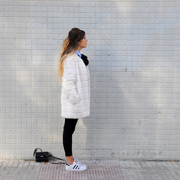 15-colgadas-de-una-percha-anna-duarte-must-have-fw-15-16-oi-imprescindible-lazada-en-cuello-neck-bow-shirt-camisa-abrigo-pelo-yeti-fur-coat-6