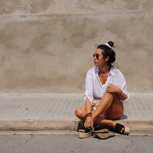15-colgadas-de-una-percha-blanche-shorts-camisa-shirt-esparto-coletero-scrunchie-2
