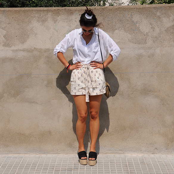 15-colgadas-de-una-percha-blanche-shorts-camisa-shirt-esparto-coletero-scrunchie-4