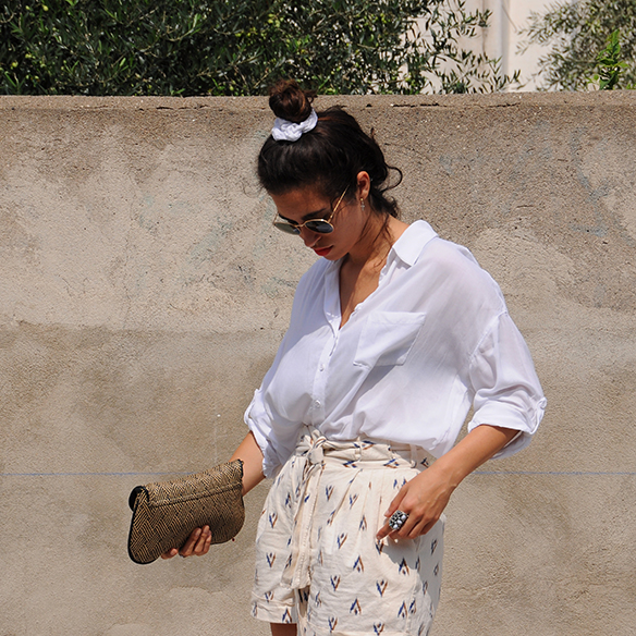 15-colgadas-de-una-percha-blanche-shorts-camisa-shirt-esparto-coletero-scrunchie-5