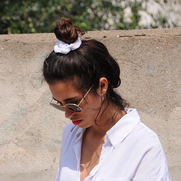 15-colgadas-de-una-percha-blanche-shorts-camisa-shirt-esparto-coletero-scrunchie-8