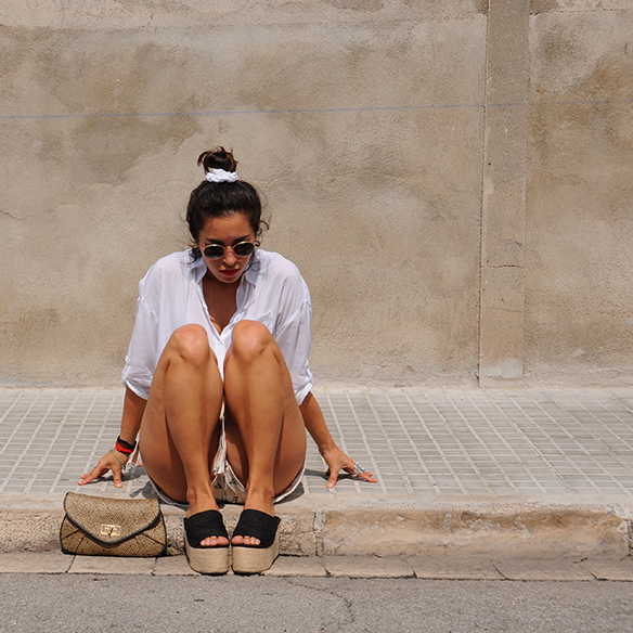 15-colgadas-de-una-percha-blanche-shorts-camisa-shirt-esparto-coletero-scrunchie-9