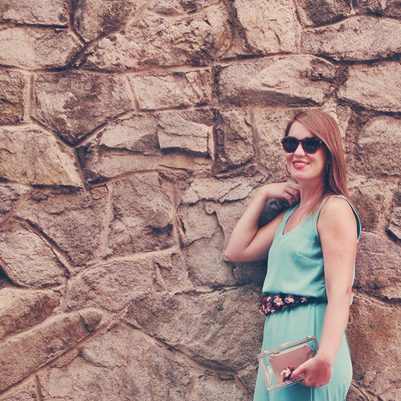 15-colgadas-de-una-percha-carla-kissler-bodas-weddings-cinturon-de-flores-floral-flower-belt-lito-y-lola-5