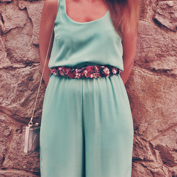 15-colgadas-de-una-percha-carla-kissler-bodas-weddings-cinturon-de-flores-floral-flower-belt-lito-y-lola-6