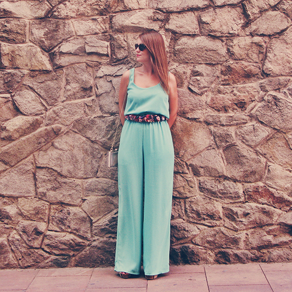 15-colgadas-de-una-percha-carla-kissler-bodas-weddings-cinturon-de-flores-floral-flower-belt-lito-y-lola-7