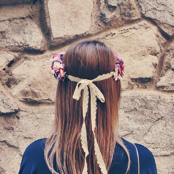 15-colgadas-de-una-percha-carla-kissler-bodas-weddings-corona-de-flores-floral-hair-wreath-lito-y-lola-9