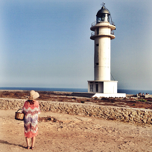15-colgadas-de-una-percha-carla-kissler-formentera-vestido-dress-pamela-cesto-basket-lace-encaje-6