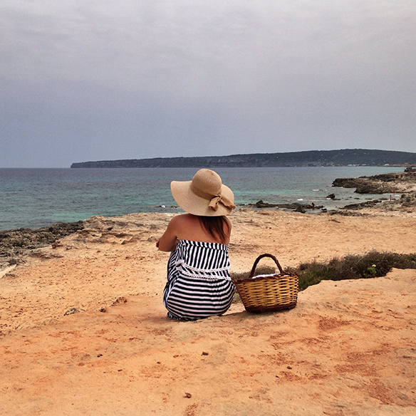 15-colgadas-de-una-percha-carla-kissler-formentera-vestido-dress-pamela-cesto-basket-stripes-rayas-1