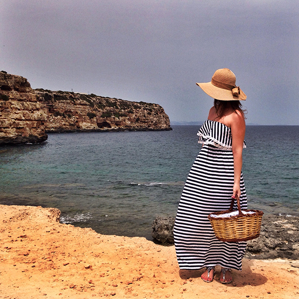 15-colgadas-de-una-percha-carla-kissler-formentera-vestido-dress-pamela-cesto-basket-stripes-rayas-2