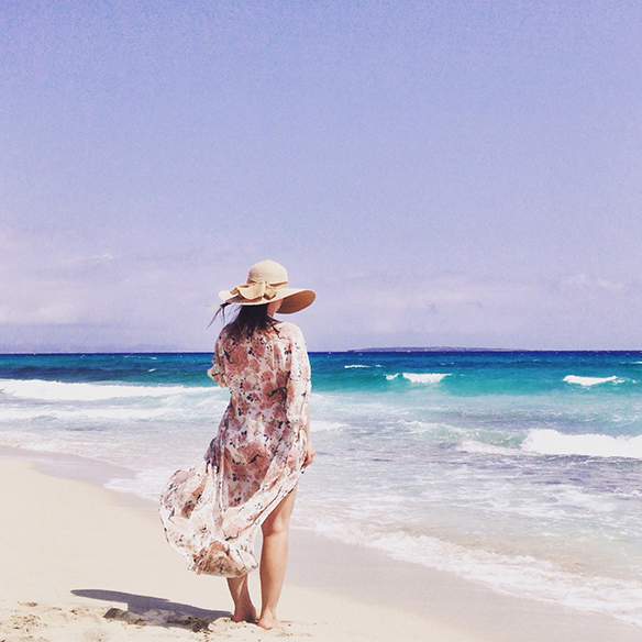 15-colgadas-de-una-percha-carla-kissler-formentera-vestido-dress-pamela-kimono-crochet-bikini-flores-flowers-11