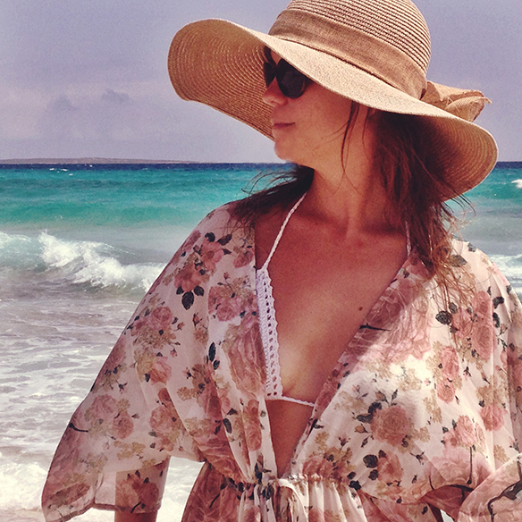 15-colgadas-de-una-percha-carla-kissler-formentera-vestido-dress-pamela-kimono-crochet-bikini-flores-flowers-12