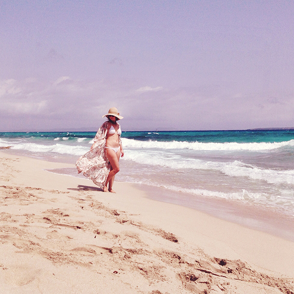 15-colgadas-de-una-percha-carla-kissler-formentera-vestido-dress-pamela-kimono-crochet-bikini-flores-flowers-13