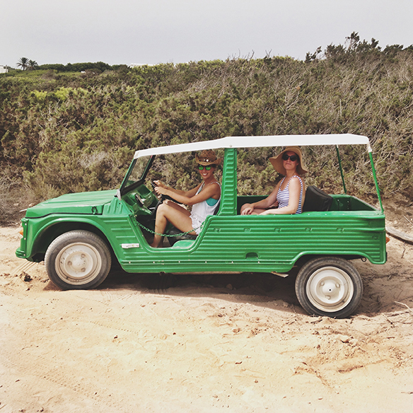 15-colgadas-de-una-percha-carla-kissler-formentera-vestido-dress-pamela-swimsuit-stripes-bañador-rayas-shorts-14