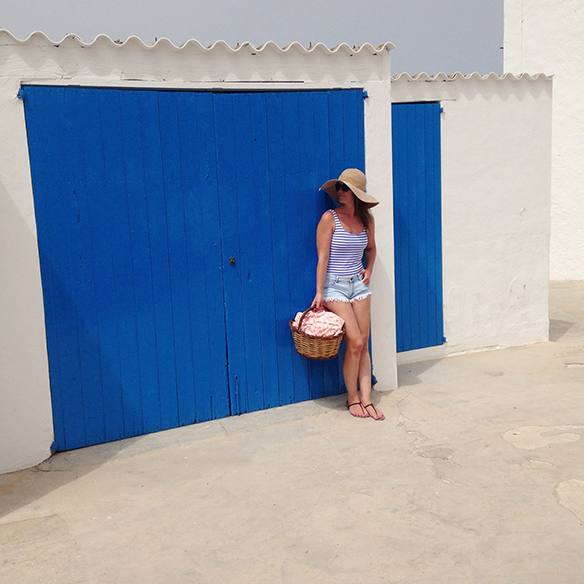 15-colgadas-de-una-percha-carla-kissler-formentera-vestido-dress-pamela-swimsuit-stripes-bañador-rayas-shorts-15