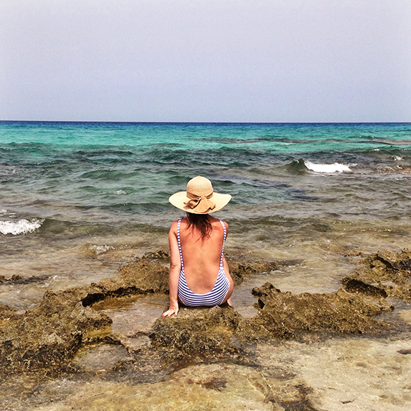 15-colgadas-de-una-percha-carla-kissler-formentera-vestido-dress-pamela-swimsuit-stripes-bañador-rayas-shorts-17