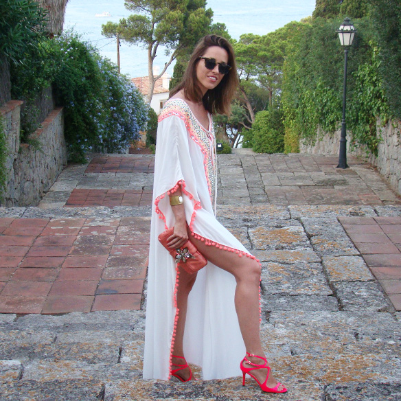 15-colgadas-de-una-percha-marta-r-kaftan-miss-june-paris-pilar-oporto-jimmy-choo-clutch-1