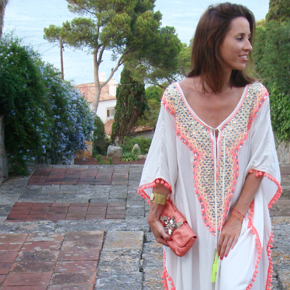 15-colgadas-de-una-percha-marta-r-kaftan-miss-june-paris-pilar-oporto-jimmy-choo-clutch-2