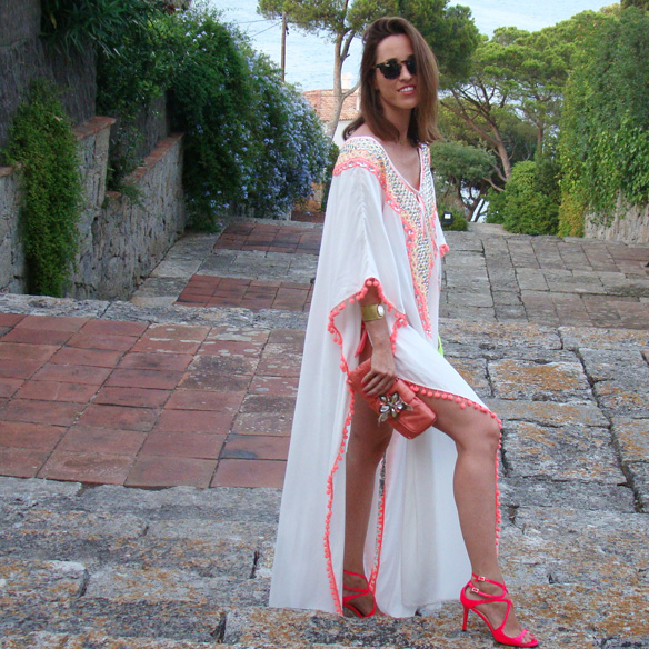 15-colgadas-de-una-percha-marta-r-kaftan-miss-june-paris-pilar-oporto-jimmy-choo-clutch-4