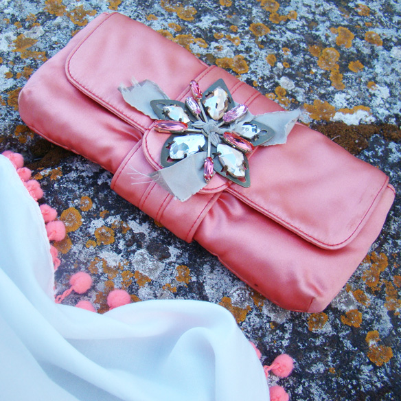 15-colgadas-de-una-percha-marta-r-kaftan-miss-june-paris-pilar-oporto-jimmy-choo-clutch-6