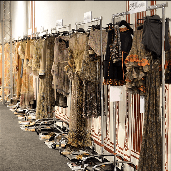 15-colgadas-de-una-percha-milan-fashion-week-mfw-etro-ss-16-2016-12