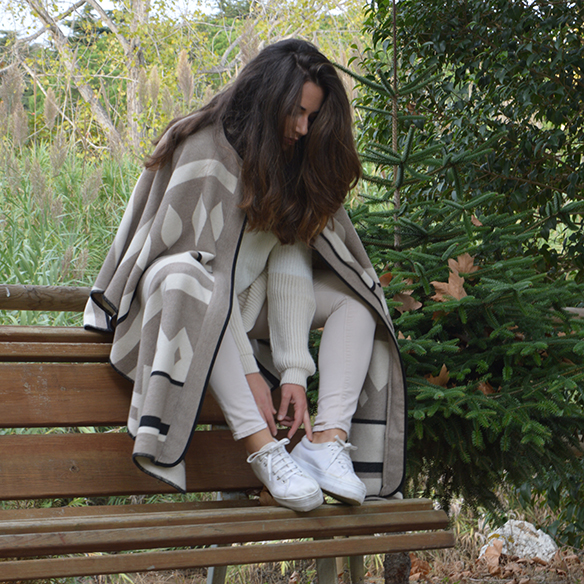 15-colgadas-de-una-percha-alicia-alvarez-fw-oi-poncho-white-blanco-tonos-tierra-earth-tones-neutral-colors-colores-neutros-1