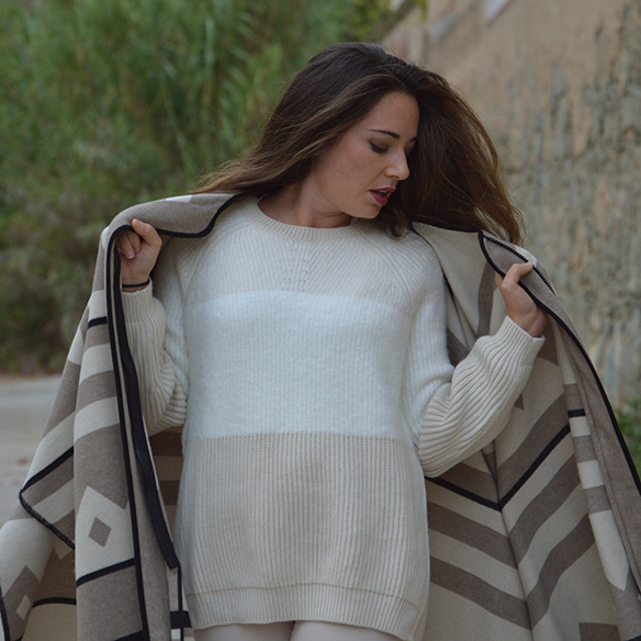 15-colgadas-de-una-percha-alicia-alvarez-fw-oi-poncho-white-blanco-tonos-tierra-earth-tones-neutral-colors-colores-neutros-2