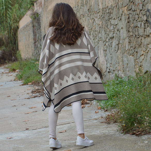 15-colgadas-de-una-percha-alicia-alvarez-fw-oi-poncho-white-blanco-tonos-tierra-earth-tones-neutral-colors-colores-neutros-3