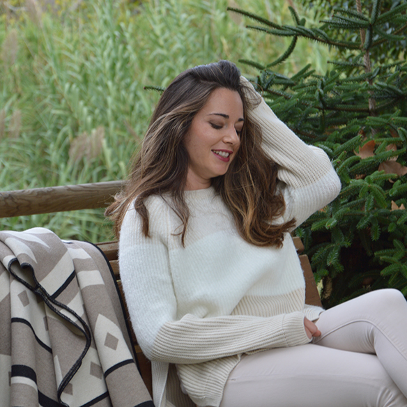 15-colgadas-de-una-percha-alicia-alvarez-fw-oi-poncho-white-blanco-tonos-tierra-earth-tones-neutral-colors-colores-neutros-5