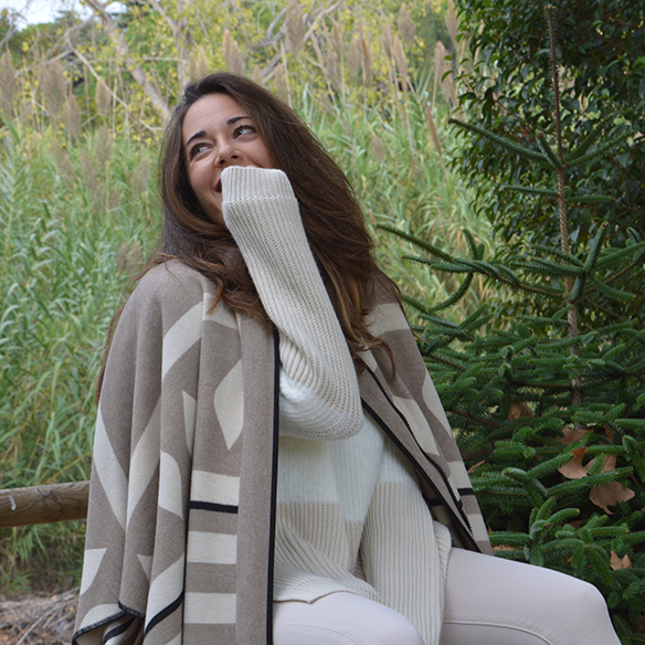 15-colgadas-de-una-percha-alicia-alvarez-fw-oi-poncho-white-blanco-tonos-tierra-earth-tones-neutral-colors-colores-neutros-6