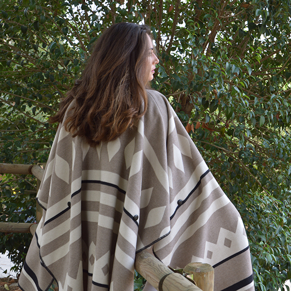 15-colgadas-de-una-percha-alicia-alvarez-fw-oi-poncho-white-blanco-tonos-tierra-earth-tones-neutral-colors-colores-neutros-7