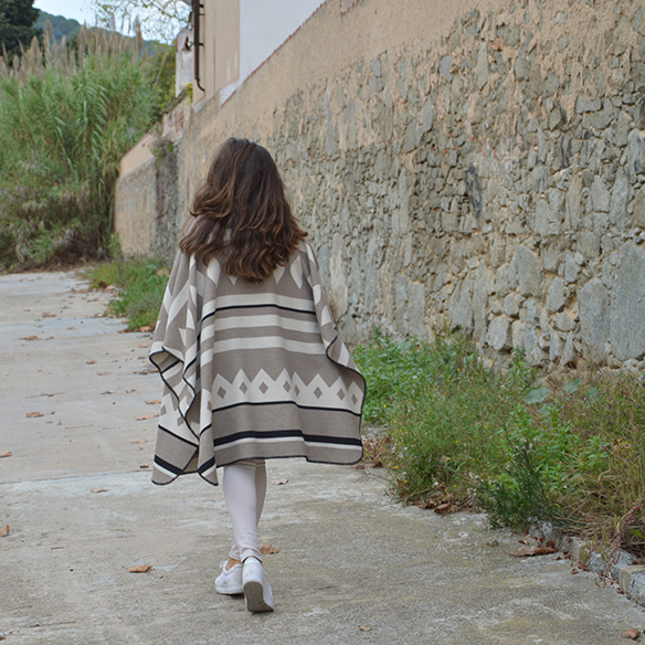 15-colgadas-de-una-percha-alicia-alvarez-fw-oi-poncho-white-blanco-tonos-tierra-earth-tones-neutral-colors-colores-neutros-9