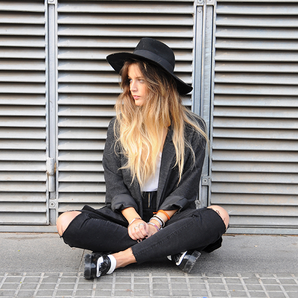 15-colgadas-de-una-percha-anna-duarte-cropped-jeans-b-&-w-blanco-y-negro-sombrero-hat-mocasines-loafers-blazer-lana-wool-gris-grey-10