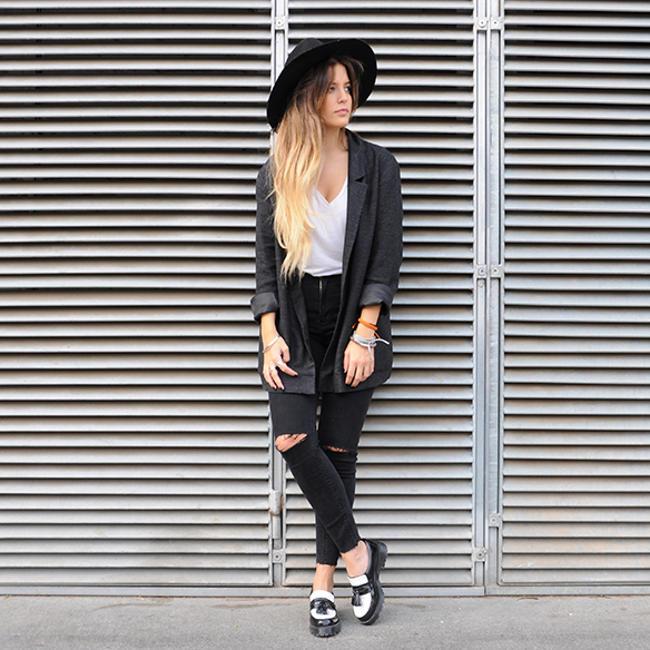 15-colgadas-de-una-percha-anna-duarte-cropped-jeans-b-&-w-blanco-y-negro-sombrero-hat-mocasines-loafers-blazer-lana-wool-gris-grey-2