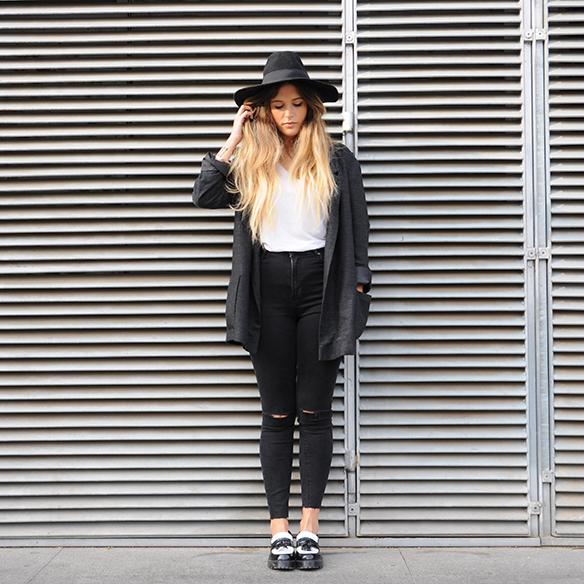 15-colgadas-de-una-percha-anna-duarte-cropped-jeans-b-&-w-blanco-y-negro-sombrero-hat-mocasines-loafers-blazer-lana-wool-gris-grey-4