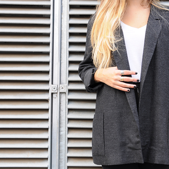 15-colgadas-de-una-percha-anna-duarte-cropped-jeans-b-&-w-blanco-y-negro-sombrero-hat-mocasines-loafers-blazer-lana-wool-gris-grey-5