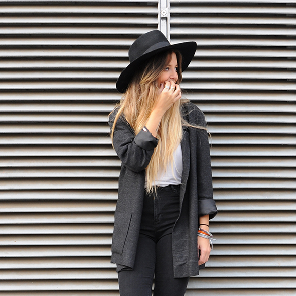 15-colgadas-de-una-percha-anna-duarte-cropped-jeans-b-&-w-blanco-y-negro-sombrero-hat-mocasines-loafers-blazer-lana-wool-gris-grey-7