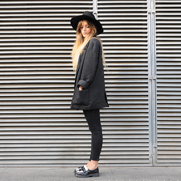 15-colgadas-de-una-percha-anna-duarte-cropped-jeans-b-&-w-blanco-y-negro-sombrero-hat-mocasines-loafers-blazer-lana-wool-gris-grey-8