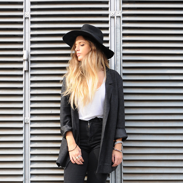 15-colgadas-de-una-percha-anna-duarte-cropped-jeans-b-&-w-blanco-y-negro-sombrero-hat-mocasines-loafers-blazer-lana-wool-gris-grey-9