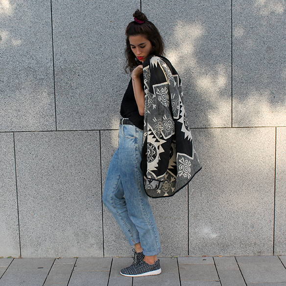 15-colgadas-de-una-percha-blanche-chaqueta-blanco-y-negro-b-&-w-jacket-jeans-tiro-alto-high-waisted-jeans-bambas-trainers-1