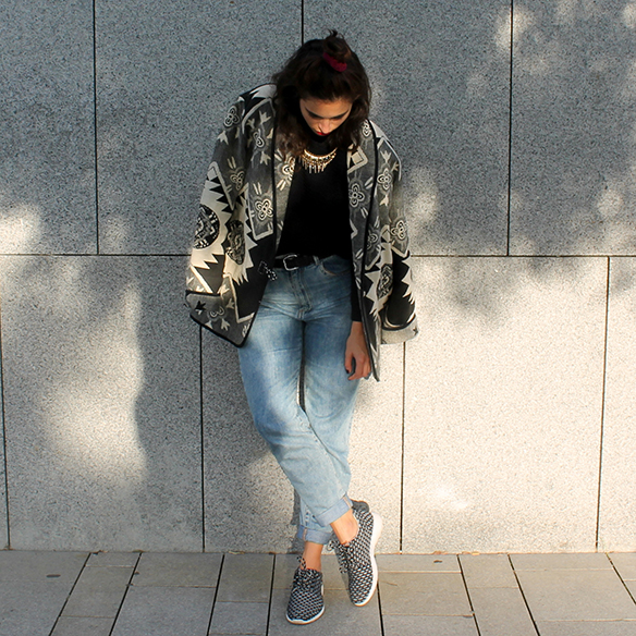 15-colgadas-de-una-percha-blanche-chaqueta-blanco-y-negro-b-&-w-jacket-jeans-tiro-alto-high-waisted-jeans-bambas-trainers-3