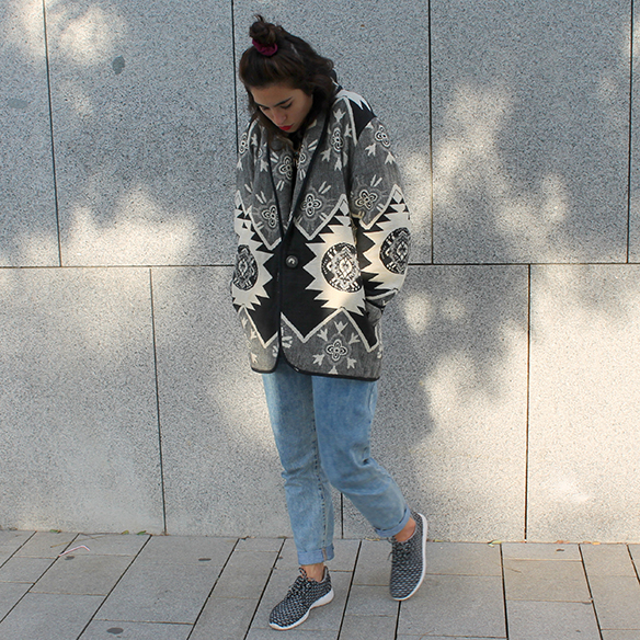 15-colgadas-de-una-percha-blanche-chaqueta-blanco-y-negro-b-&-w-jacket-jeans-tiro-alto-high-waisted-jeans-bambas-trainers-4